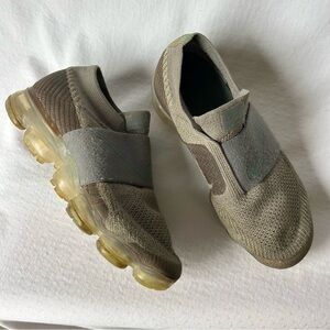 Nike AIR VAPORMAX MOC
Dark STUCCO/CLAY GREEN